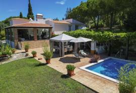 Carvoeiro – 4-bedroom charming villa very private with pool and mature gardens on a big plot