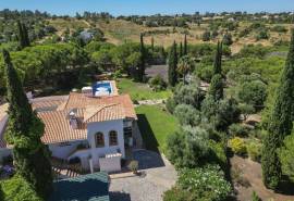 Carvoeiro – 4-bedroom charming villa very private with pool and mature gardens on a big plot Carvoeiro – 4-bedroom charming villa very private with pool and mature gardens on a big plot