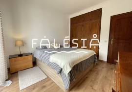T2 AT JUST 850M FROM PRAIA DA FALÉSIA AND WITH GARAGE