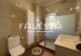 T2 AT JUST 850M FROM PRAIA DA FALÉSIA AND WITH GARAGE