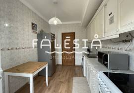 T2 AT JUST 850M FROM PRAIA DA FALÉSIA AND WITH GARAGE