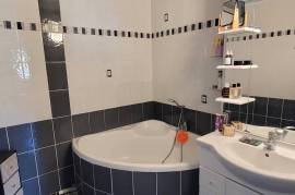 A Cosy 85 M2 Flat With 3 Bedrooms, Terrace And Private Parking Space, At The Foot Of Mont Saint-Clair. A Cosy 85 M2 Flat With 3 Bedrooms, Terrace And Private Parking Space, At The Foot Of Mont Saint-Clair.