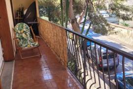 A Cosy 85 M2 Flat With 3 Bedrooms, Terrace And Private Parking Space, At The Foot Of Mont Saint-Clair. A Cosy 85 M2 Flat With 3 Bedrooms, Terrace And Private Parking Space, At The Foot Of Mont Saint-Clair.
