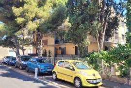 A Cosy 85 M2 Flat With 3 Bedrooms, Terrace And Private Parking Space, At The Foot Of Mont Saint-Clair. A Cosy 85 M2 Flat With 3 Bedrooms, Terrace And Private Parking Space, At The Foot Of Mont Saint-Clair.