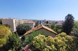 A Cosy 85 M2 Flat With 3 Bedrooms, Terrace And Private Parking Space, At The Foot Of Mont Saint-Clair. A Cosy 85 M2 Flat With 3 Bedrooms, Terrace And Private Parking Space, At The Foot Of Mont Saint-Clair.