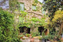 A Large Stone House With 145 M2 Of Living Space In The Heart Of The Historic Centre, Featuring A Beautiful Courtyard And Tree-Lined Garden Of Almost 200 M2.