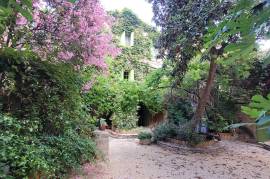 A Large Stone House With 145 M2 Of Living Space In The Heart Of The Historic Centre, Featuring A Beautiful Courtyard And Tree-Lined Garden Of Almost 200 M2. A Large Stone House With 145 M2 Of Living Space In The Heart Of The Historic Centre, Featuring A Beautiful Courtyard And Tree-Lined Garden Of Almost 200 M2.