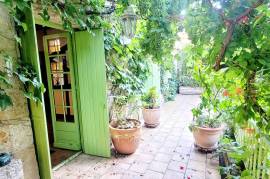A Large Stone House With 145 M2 Of Living Space In The Heart Of The Historic Centre, Featuring A Beautiful Courtyard And Tree-Lined Garden Of Almost 200 M2. A Large Stone House With 145 M2 Of Living Space In The Heart Of The Historic Centre, Featuring A Beautiful Courtyard And Tree-Lined Garden Of Almost 200 M2.