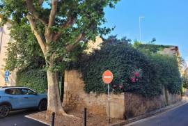 A Large Stone House With 145 M2 Of Living Space In The Heart Of The Historic Centre, Featuring A Beautiful Courtyard And Tree-Lined Garden Of Almost 200 M2. A Large Stone House With 145 M2 Of Living Space In The Heart Of The Historic Centre, Featuring A Beautiful Courtyard And Tree-Lined Garden Of Almost 200 M2.