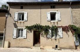 Elegant Village Residence With Garden Overlooking the Iconic Verteuil Chateau - €148935 Elegant Village Residence With Garden Overlooking the Iconic Verteuil Chateau - €148935