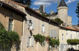 Elegant Village Residence With Garden Overlooking the Iconic Verteuil Chateau - €148935