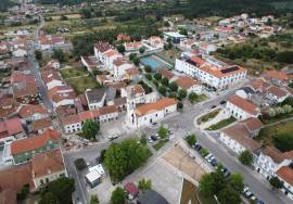Versatile Commercial Space in the Center of Avelar with Two Independent Articles