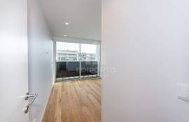 New 2 Bedroom Apartment with Balcony and 2 Parking Spaces in Matosinhos Sul