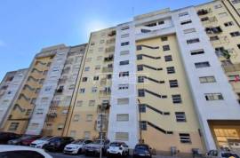 3 bedroom bank apartment on the 4th floor of a building located in Casal de Cambra in the Municipality of Sintra