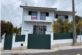 4 + 1 bedroom bank villa with swimming pool and garage located in Alto dos Gaio in a prestigious area of Estoril 4 + 1 bedroom bank villa with swimming pool and garage located in Alto dos Gaio in a prestigious area of Estoril