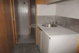 Stall shop with 330m² located in Rossio south of the Tagus next to the N2 road near Abrantes Stall shop with 330m² located in Rossio south of the Tagus next to the N2 road near Abrantes