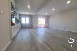 Fully refurbished 4 bedroom apartment inserted in the last of a building located in Quinta do Batateiro in Amora, Seixal Fully refurbished 4 bedroom apartment inserted in the last of a building located in Quinta do Batateiro in Amora, Seixal