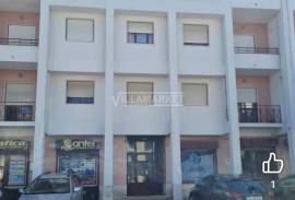 Fully refurbished 4 bedroom apartment inserted in the last of a building located in Quinta do Batateiro in Amora, Seixal