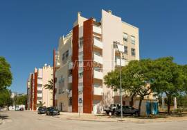3 bedroom bank apartment with sea view and parking in the basement located in Quinta de Betunes in Loulé