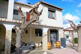 Pleasant Villa With 2 Separate Dwellings, Several Outbuildings And Garage On A 1017 M2 Plot With Lovely Views.