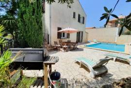 Family Villa With 148 M2 Of Living Space, Terrace, Garage And 560 M2 Of Land With Swimming Pool.