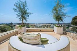 Villa-Scale Penthouse Living in Los Arrayanes - Nueva Andalucía