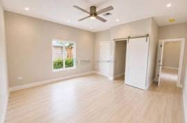 Brand New Spacious 3 bed 2 bath Duplex, Lower Valley