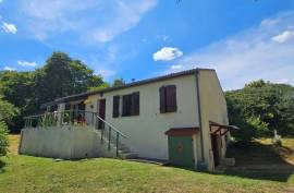 Detached Bungalow with Basement, Situated in a Beautiful Location Near the Le Clain - €135,000