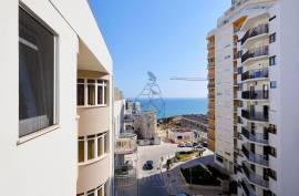 Furnished 3 bedroom duplex apartment, 3 bathroom, terrace, sea view in Armação de Pêra .