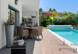 Magnificent T4 villa with swimming pool, large garage and garden in Aroeira