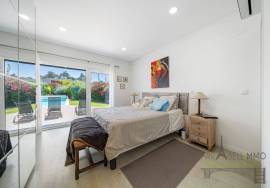 Magnificent T4 villa with swimming pool, large garage and garden in Aroeira