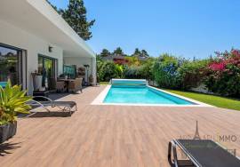 Magnificent T4 villa with swimming pool, large garage and garden in Aroeira