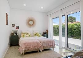 Magnificent T4 villa with swimming pool, large garage and garden in Aroeira