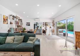 Magnificent T4 villa with swimming pool, large garage and garden in Aroeira