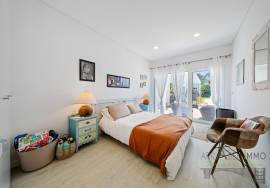Magnificent T4 villa with swimming pool, large garage and garden in Aroeira