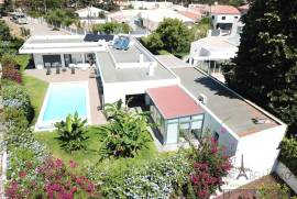 Magnificent T4 villa with swimming pool, large garage and garden in Aroeira