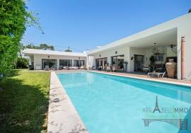 Magnificent T4 villa with swimming pool, large garage and garden in Aroeira