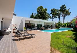 Magnificent T4 villa with swimming pool, large garage and garden in Aroeira