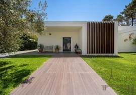 Magnificent T4 villa with swimming pool, large garage and garden in Aroeira