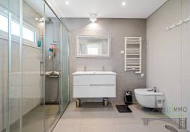 Magnificent T4 villa with swimming pool, large garage and garden in Aroeira