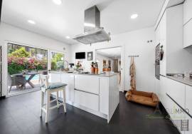 Magnificent T4 villa with swimming pool, large garage and garden in Aroeira