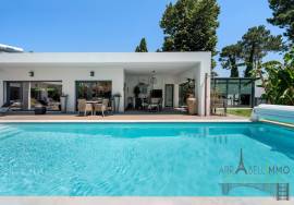 Magnificent T4 villa with swimming pool, large garage and garden in Aroeira