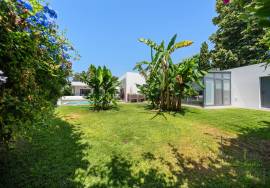Magnificent T4 villa with swimming pool, large garage and garden in Aroeira