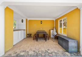 Villa surrounded by nature, with energy autonomy and high rental potential. Villa surrounded by nature, with energy autonomy and high rental potential.