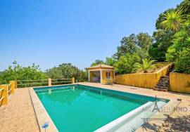 Villa surrounded by nature, with energy autonomy and high rental potential. Villa surrounded by nature, with energy autonomy and high rental potential.
