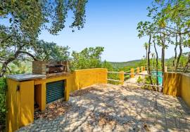 Villa surrounded by nature, with energy autonomy and high rental potential. Villa surrounded by nature, with energy autonomy and high rental potential.