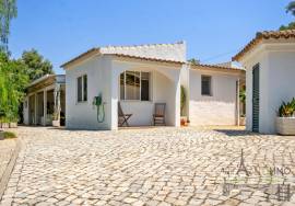 Villa surrounded by nature, with energy autonomy and high rental potential. Villa surrounded by nature, with energy autonomy and high rental potential.