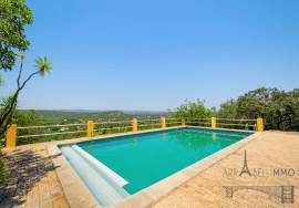 Villa surrounded by nature, with energy autonomy and high rental potential. Villa surrounded by nature, with energy autonomy and high rental potential.