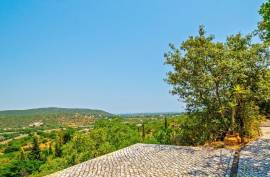 Villa surrounded by nature, with energy autonomy and high rental potential.