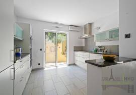 Villa surrounded by nature, with energy autonomy and high rental potential. Villa surrounded by nature, with energy autonomy and high rental potential.